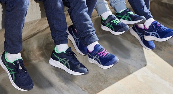 Les chaussures pour enfants ASICS en soldes